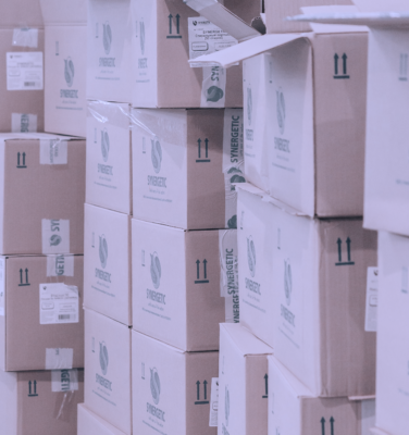 stockage de cartons les uns sur les autres