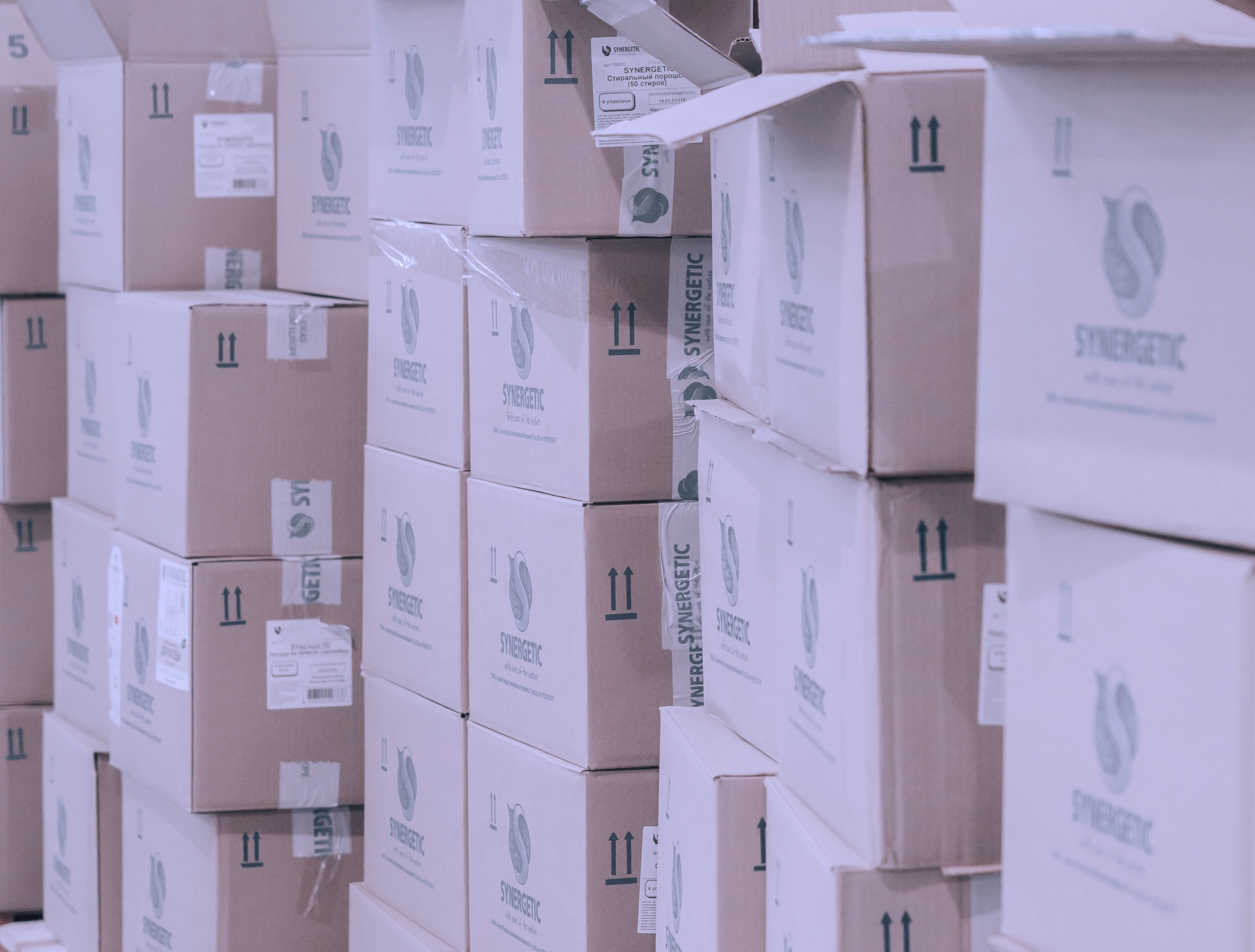 stockage de cartons les uns sur les autres